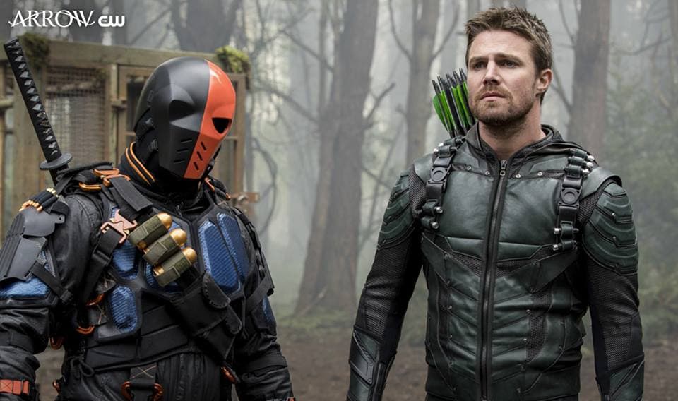Deathstroke está de regreso en Arrow y esta es la foto que lo prueba