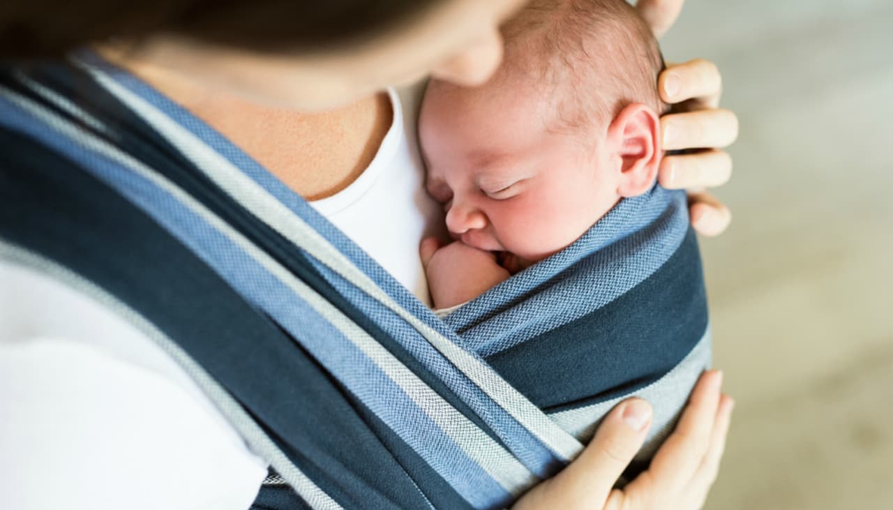 ¿Sabes por qué tu bebé frota su carita en tu pecho? Esta es la (hermosa) explicación