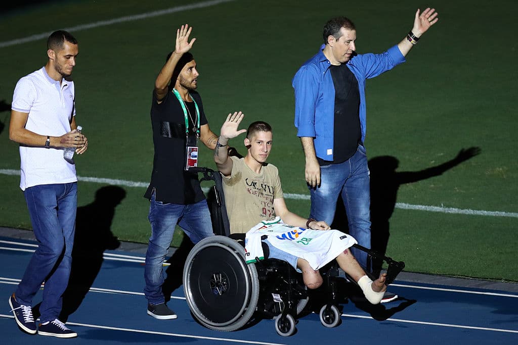 Así es la vida de los 3 jugadores de Chapecoense un año después del accidente