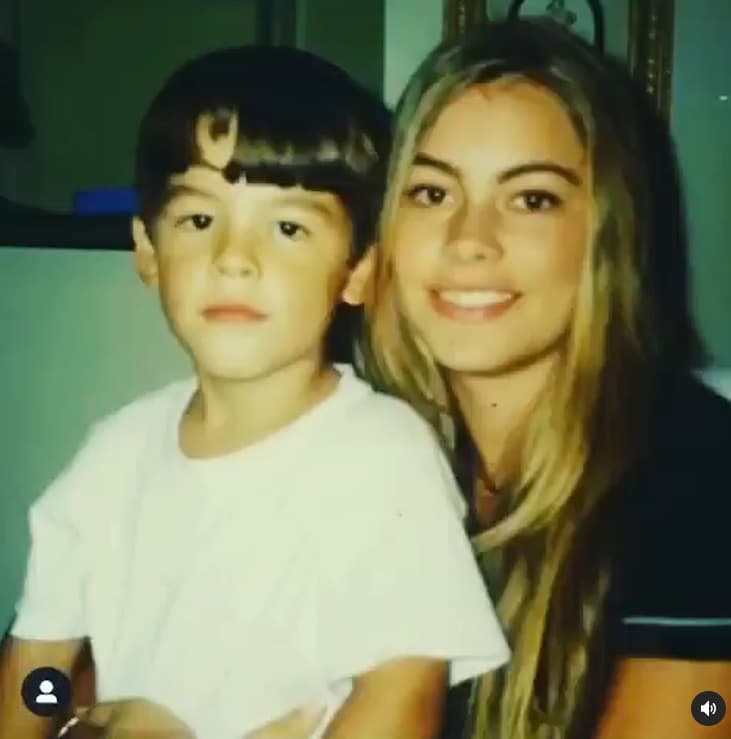 “Yo era muy joven cuando me divorcié de su padre, así que lo crié tratando de ponerle ejemplo y darle lo mejor que podía. Cuando la gente me felicita por lo bien educado, encantador, gracioso y bien portado que es, hace que todos los sacrificios valgan la pena”, comentó la actriz a la revista People en abril del 2016.