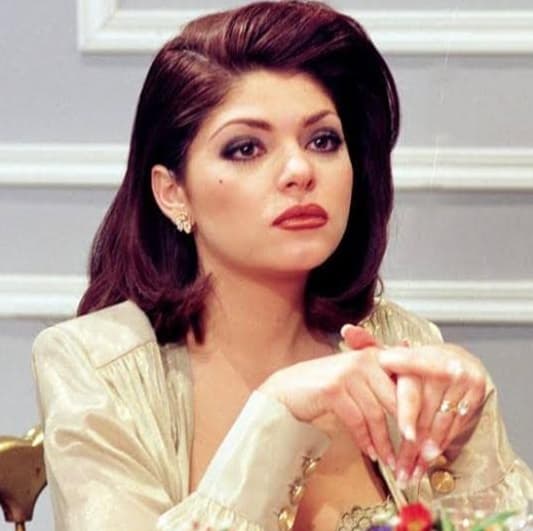 Con frases como “Maldita lisiada” y “¿Qué haces besando a la lisiada?”, Soraya Montenegro se robó la atención de los reflectores.