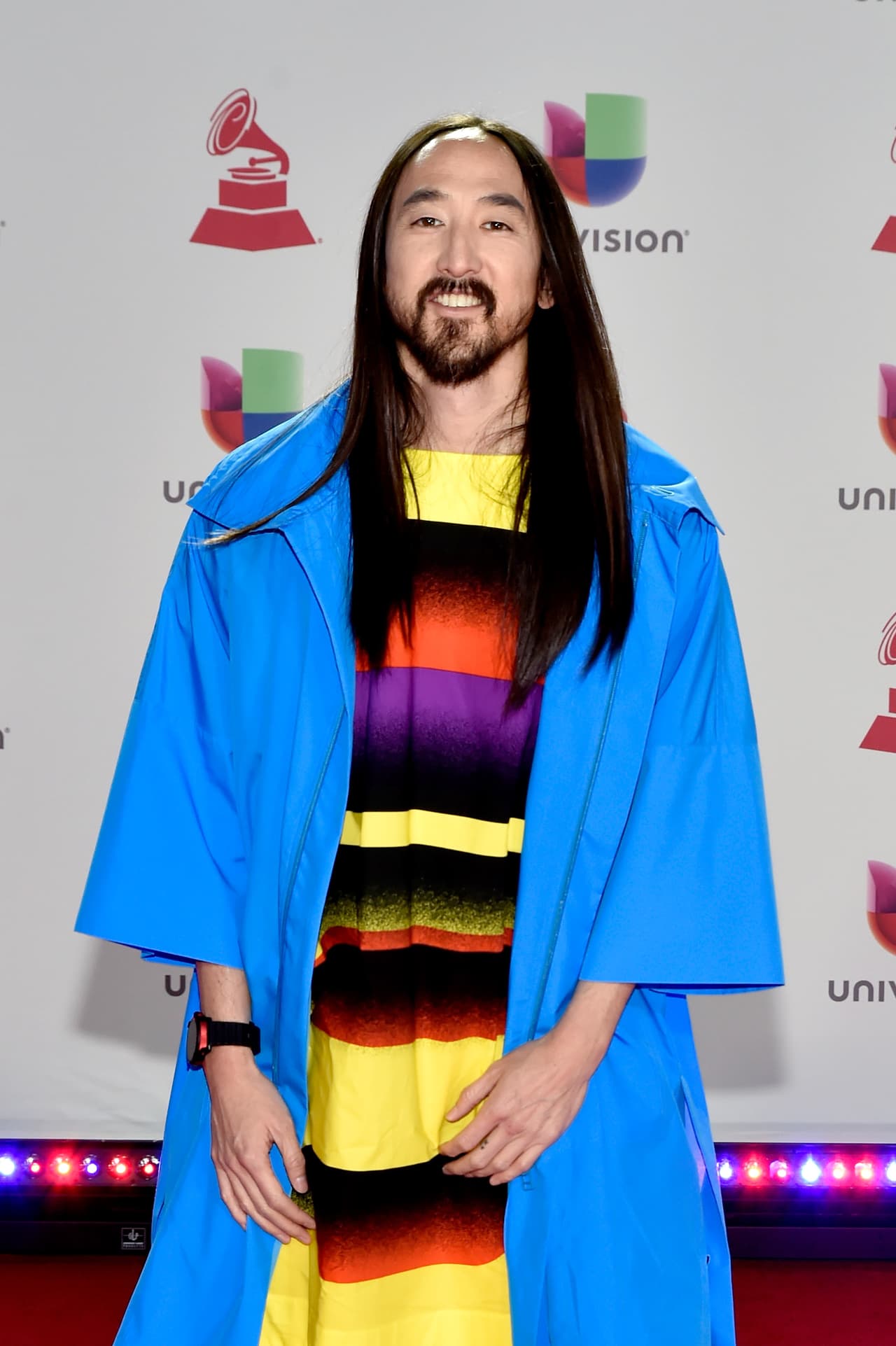 El mejor vestido en los Latin Grammy fue el de Steve Aoki y no podrás negarlo
