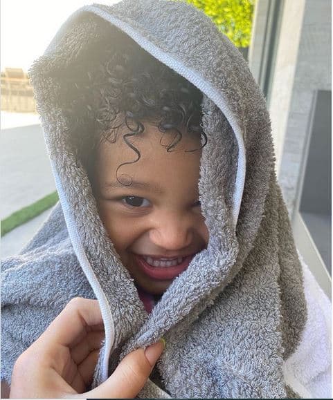 <b>Kylie Jenner</b>
<br>
<b>Stormi Webster</b> es la primogénita de la empresaria y modelo Kylie Jenner. La pequeña, nacida el 1 de febrero del 2018, ha conquistado a sus seguidores con sus travesuras y ternura.