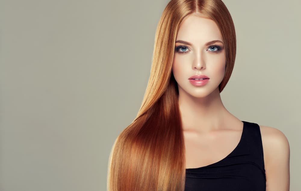 El mejor color de cabello para pieles morenas se llama Strawberry brunette y es la tendencia del otoño