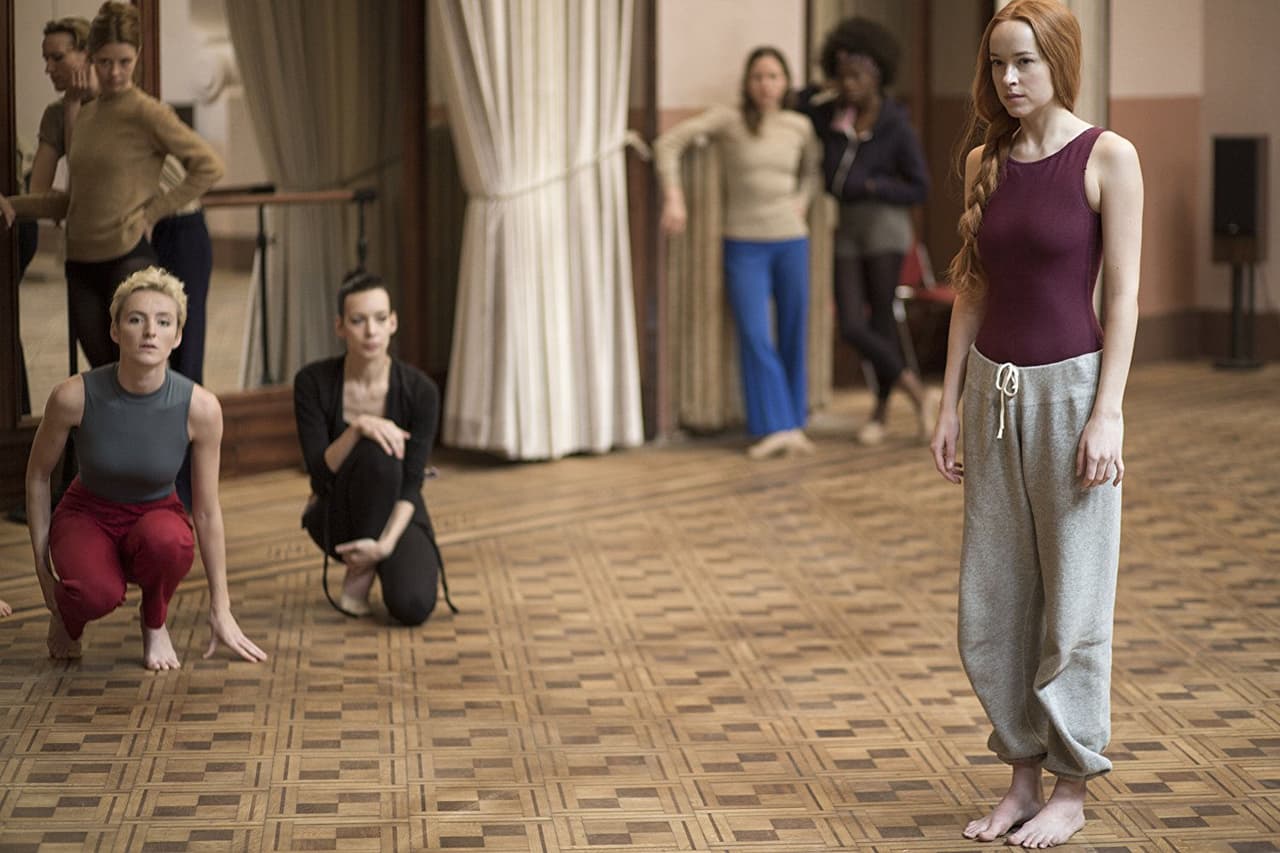 Suspiria, la aterradora película que envió a Dakota Johnson a terapia: 10 cosas que debes saber