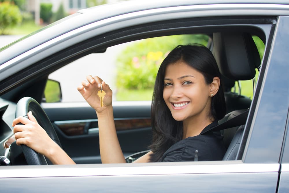 6 cosas que toda mujer necesita tener en su auto