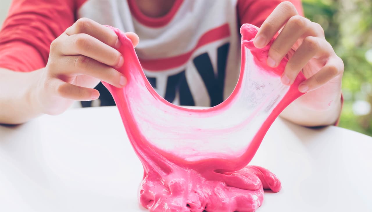 Así puedes hacer slime casero y libre de químicos para niños, igual de divertido, pero más seguro
