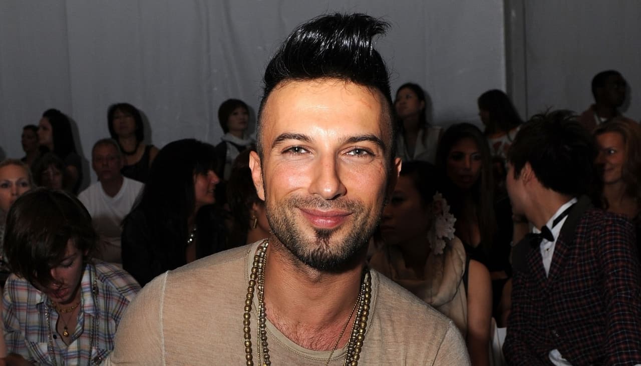 Tarkan cumple 47 años y tu espalda volverá a tronar al ritmo de un 'muack' cuando lo veas