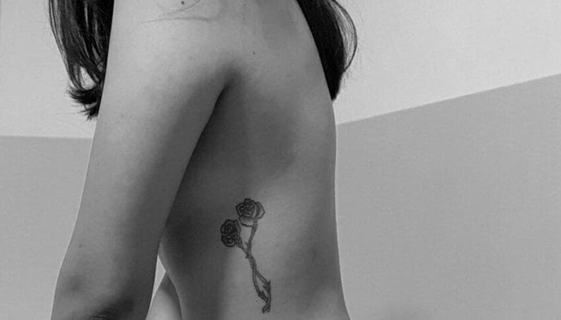 Tatuaje femenino en las costillas: modelos delicados para hacerte en esa zona