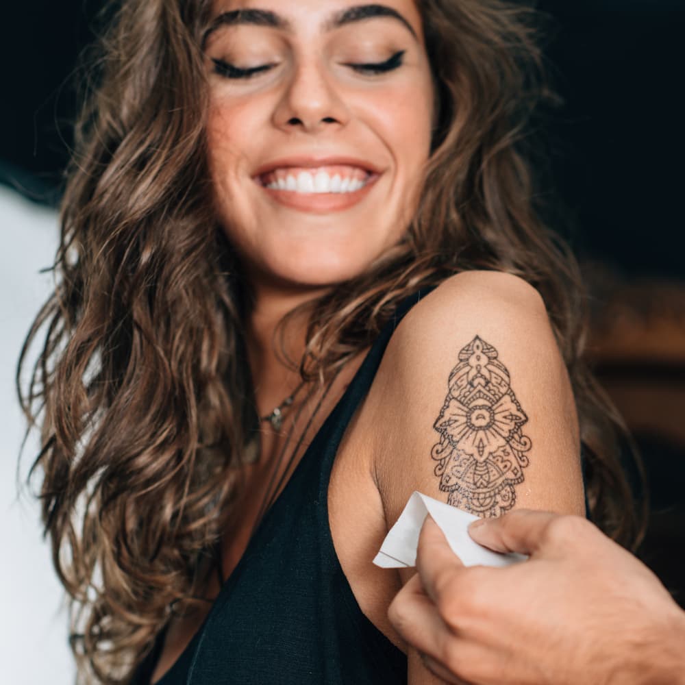 Tatuajes que parecen bordados: la nueva tendencia en diseños para decorar tu piel 