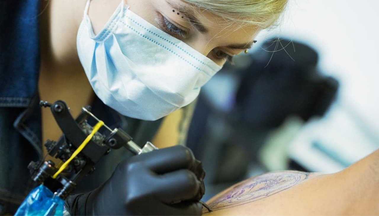 ¿Tinta blanca o negra? Estos 5 datos sobre los tatuajes blancos te ayudarán en tu elección