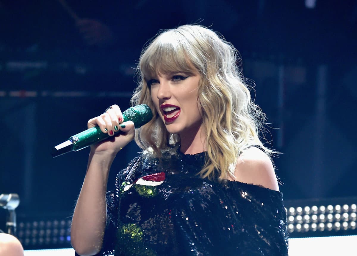 Emocionante: Taylor Swift dio un show sorpresa en el bar donde inició su carrera