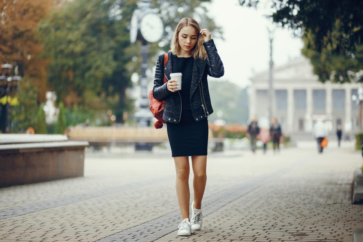Verte elegante con tenis es posible: los vestidos y las faldas ideales para conseguirlo 