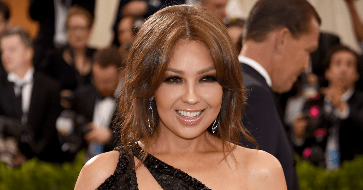 Thalía compartió una gran noticia en un video, pero lo que más sorprende es lo que se ve detrás