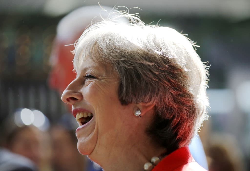 Theresa May nos sorprendió con su swing e Internet no pudo controlarse: las mejores reacciones