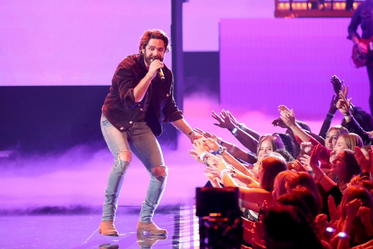 Thomas Rhett dio un concierto con sus adorables hijas y el video te derretirá el corazón