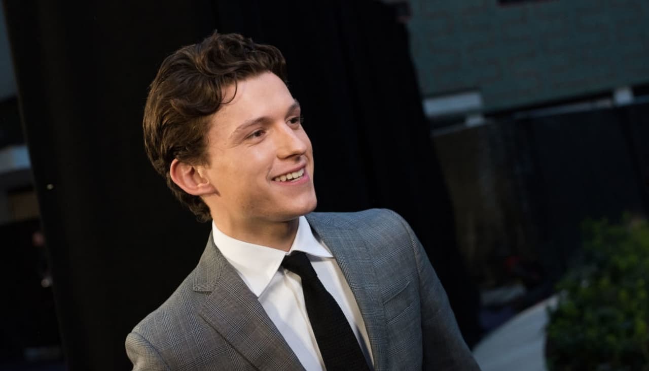 Tom Holland se rapó y los fans en Twitter le dieron el adiós a sus hermosos rizos