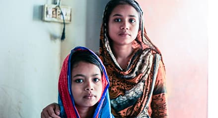 Esta niña cobra 1 dólar por crear 480 pantalones al día: la dura realidad del trabajo infantil