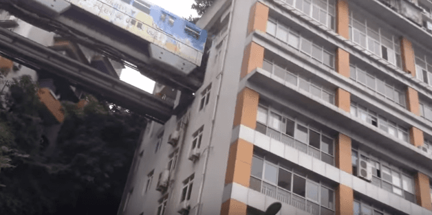 La increíble ruta de este tren pasa por el medio de un edificio y tienes que verlo