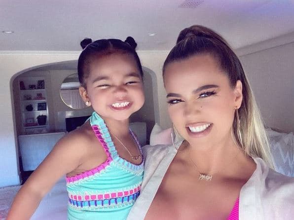 <b>Khloé</b>
<br>La pequeña 
<b>True Thompson</b> es toda una estrella de redes sociales, pues con sus tiernos momentos se ha robado el corazón de sus seguidores.
