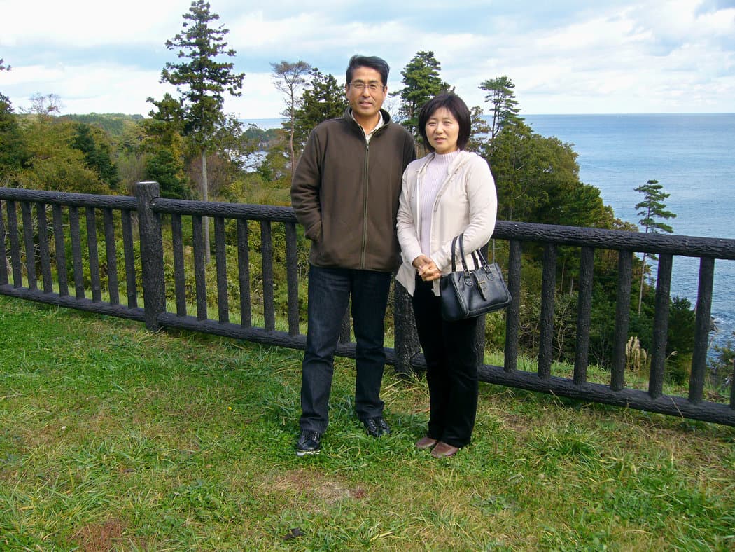 Sigue buscando a su esposa luego de 6 años del tsunami en Japón: primero por tierra y ahora por mar