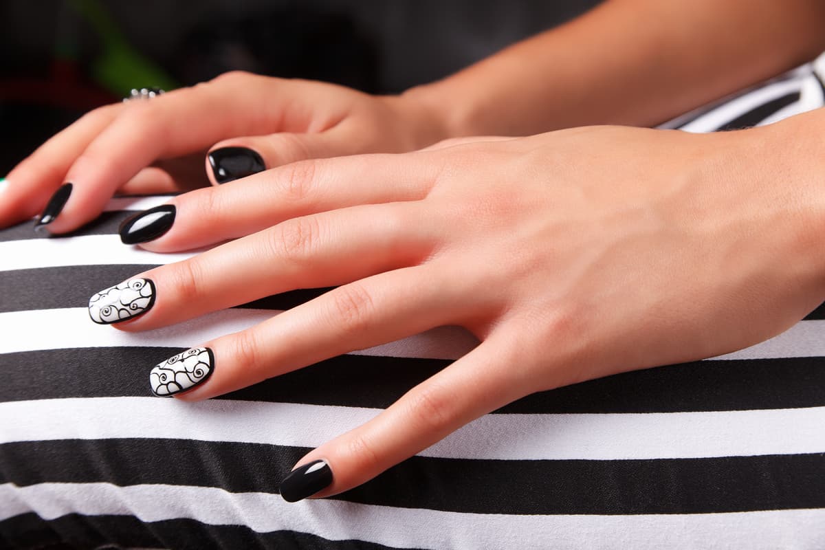 10 diseños de uñas en blanco y negro que las mujeres elegantes y sofisticadas amarán