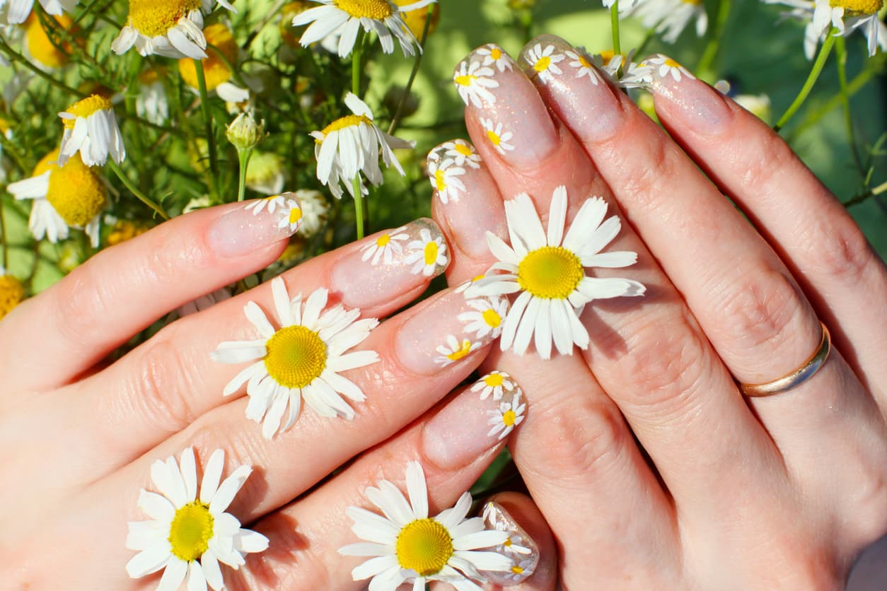 Lleva la primavera en tus uñas: diseños súper fáciles que puedes hacer tú misma