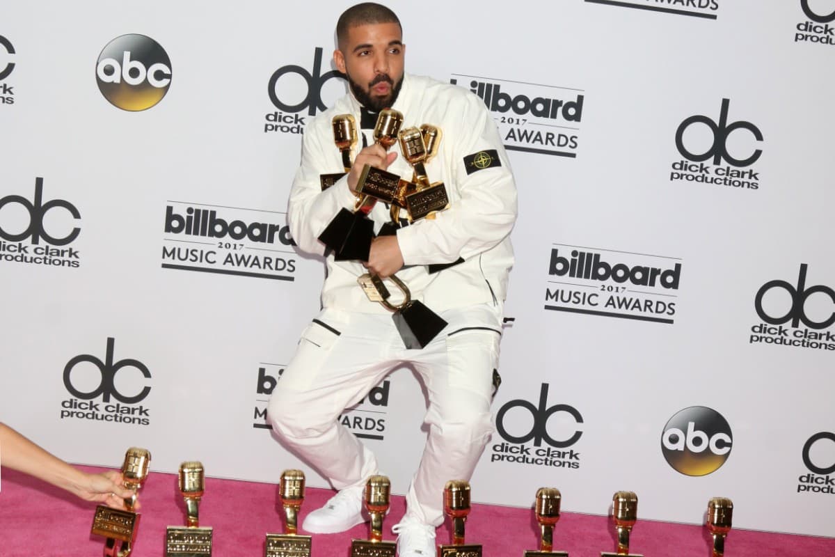 Drake rompió el Internet al presentar a su hijo secreto con unas lindas fotografías