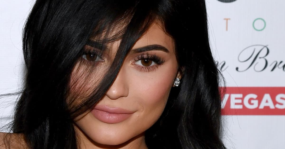 Vestida de novia Kylie Jenner celebró su cumpleaños número 22 ¡Su hija Stormi le cantó!