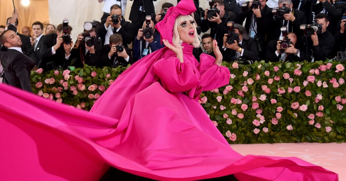 Lady Gaga y Ariana Grande se vuelven periodistas para su nuevo material: lo mejor que verás hoy