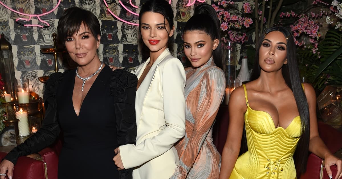 Una foto de las Kardashians es criticada por el EXCESO de Photoshop (tiene 3 errores)