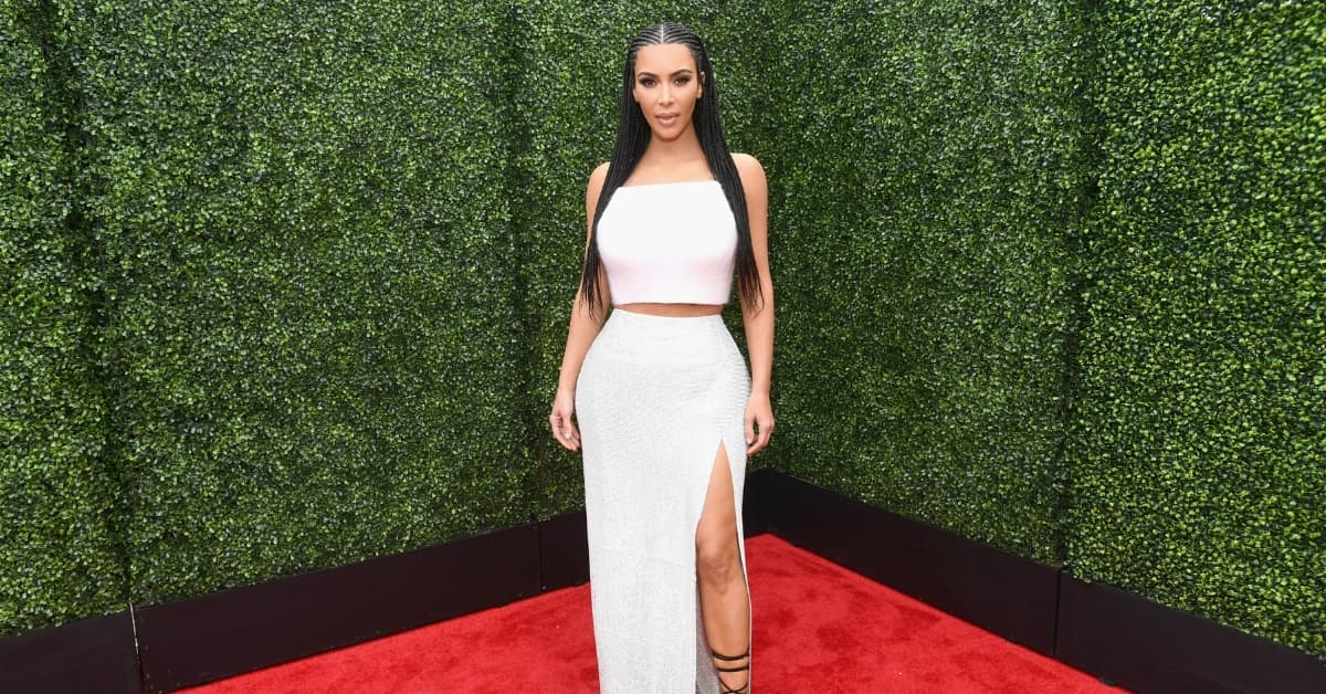 Pies de Barbie, la razón de que las Kardashian siempre se vean FABULOSAS en sus fotos