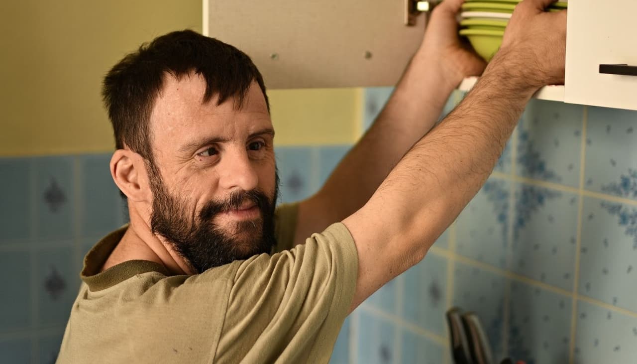 Un joven con discapacidad celebra su primer empleo y su primer pensamiento lo dedica a su madre