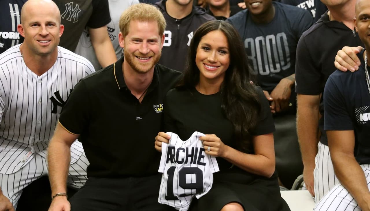 Meghan Markle hace aparición sorpresa en juego de béisbol y derrama amor por el príncipe Harry