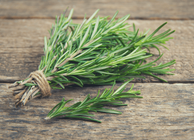 3 ingredientes naturales que te regalarán un cabello más largo