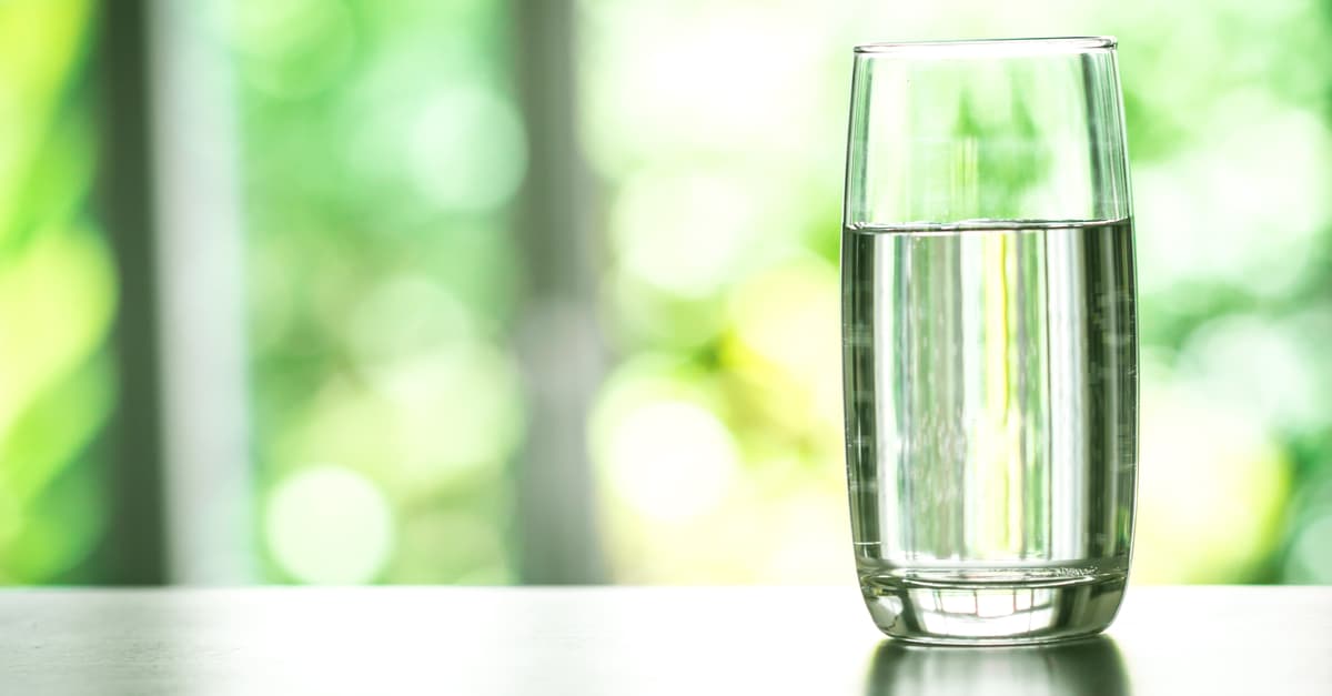 Lo tienes que dejar afuera o en alguna ventana para que reciba la energía del eclipse y además, porque se dice que cualquier cosa que dejes a la luz de la luna (aunque sea nueva) se cargará de energía mágica y positiva.