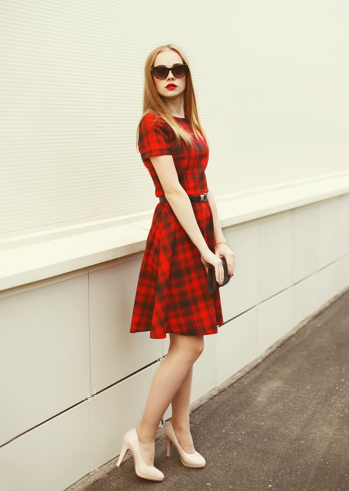 Los vestidos a cuadros están invadiendo las tendencias, te decimos cómo combinarlos