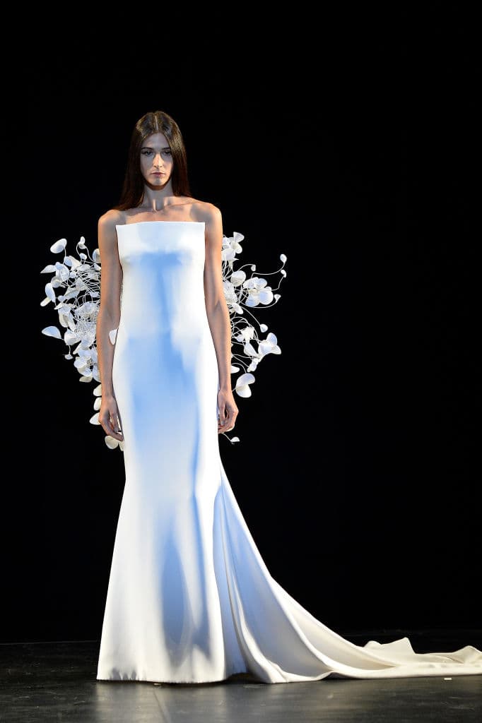 Este vestido de novia es sencillo y minimalista pero tiene un detalle romántico: una espalda de pétalos