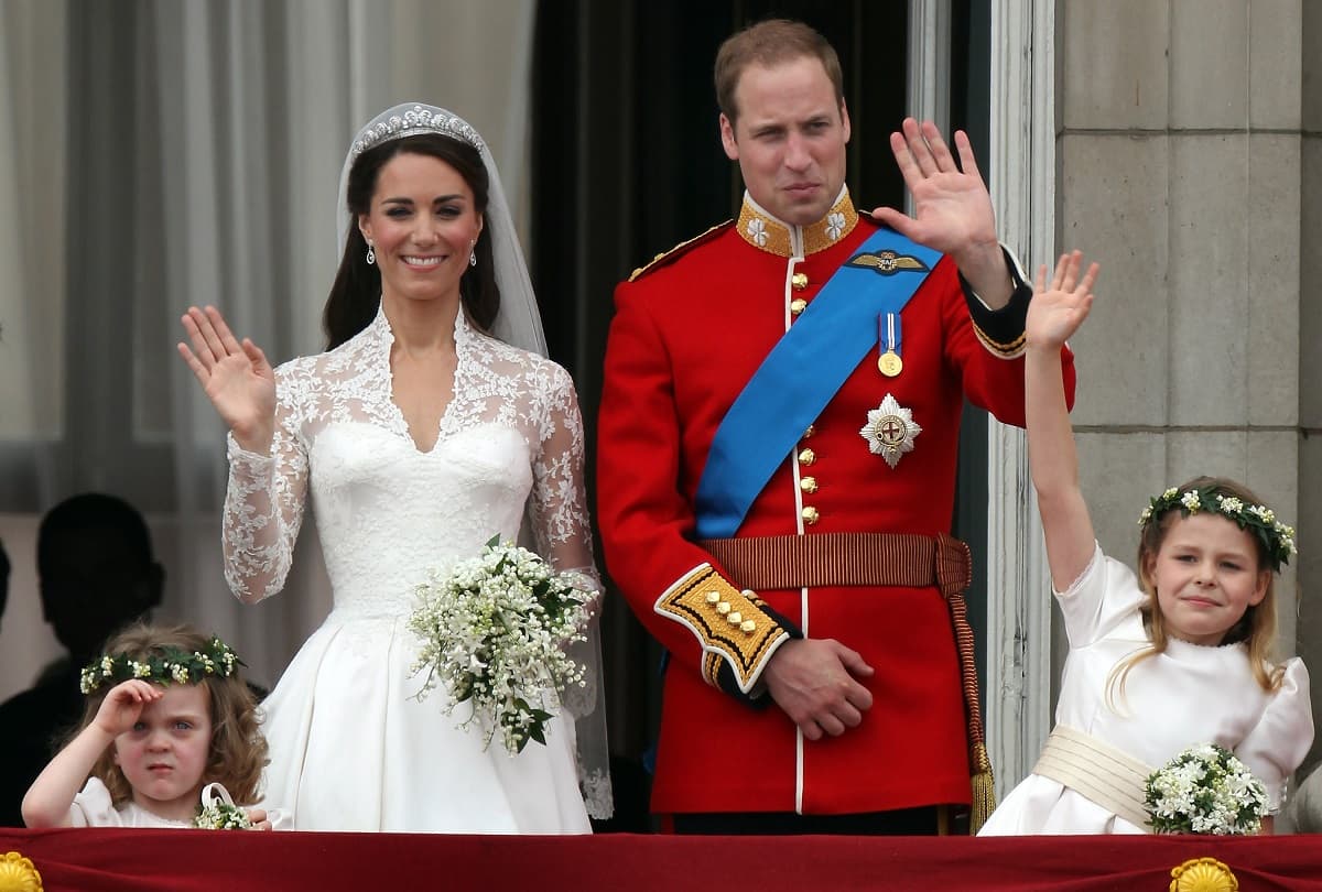 <b>Kate Middleton y el príncipe William </b>
<br>Ha pasado más de una década desde que la boda real se llevó a cabo. En ella, la duquesa de Cambridge se vistió con una hermosa confección de Alexander McQueen que acompañó con una tiara de Cartier, la cual le prestó la reina Isabel II, detalló la revista 'Vogue'.