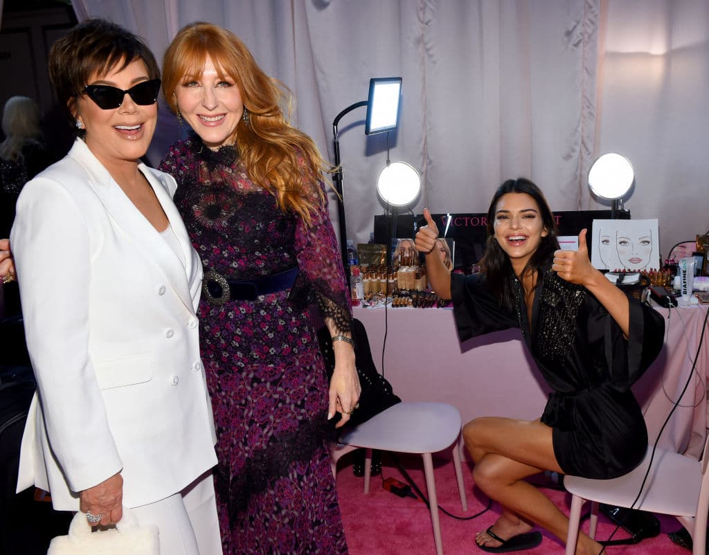 Kris Jenner fue al desfile de Victoria's Secret y te recordará a tu mamá en el festival del kinder