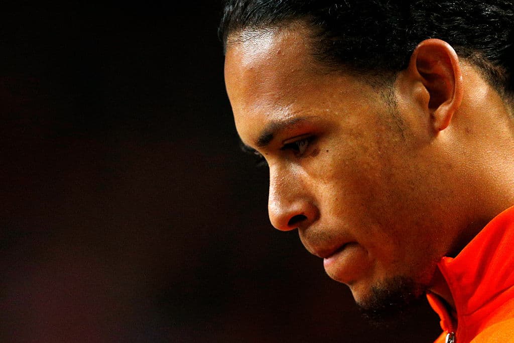 El noble gesto de un futbolista holandés con el árbitro del partido emociona al mundo