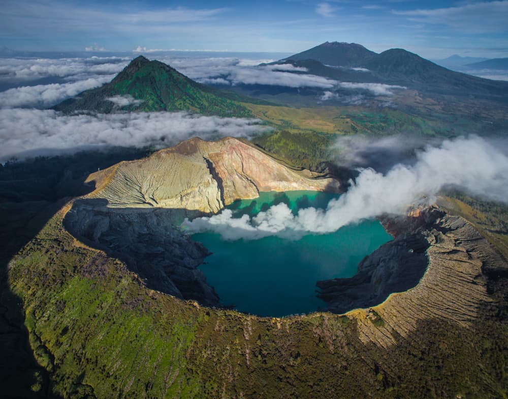 Hay un volcán que arroja lava azul y es tan impactante que parece de otro planeta: fotos