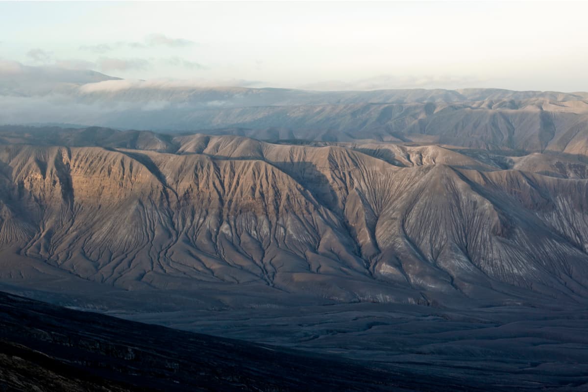 El volcán más raro del mundo arroja lava negra en lugar de roja: te explicamos el fenómeno 
