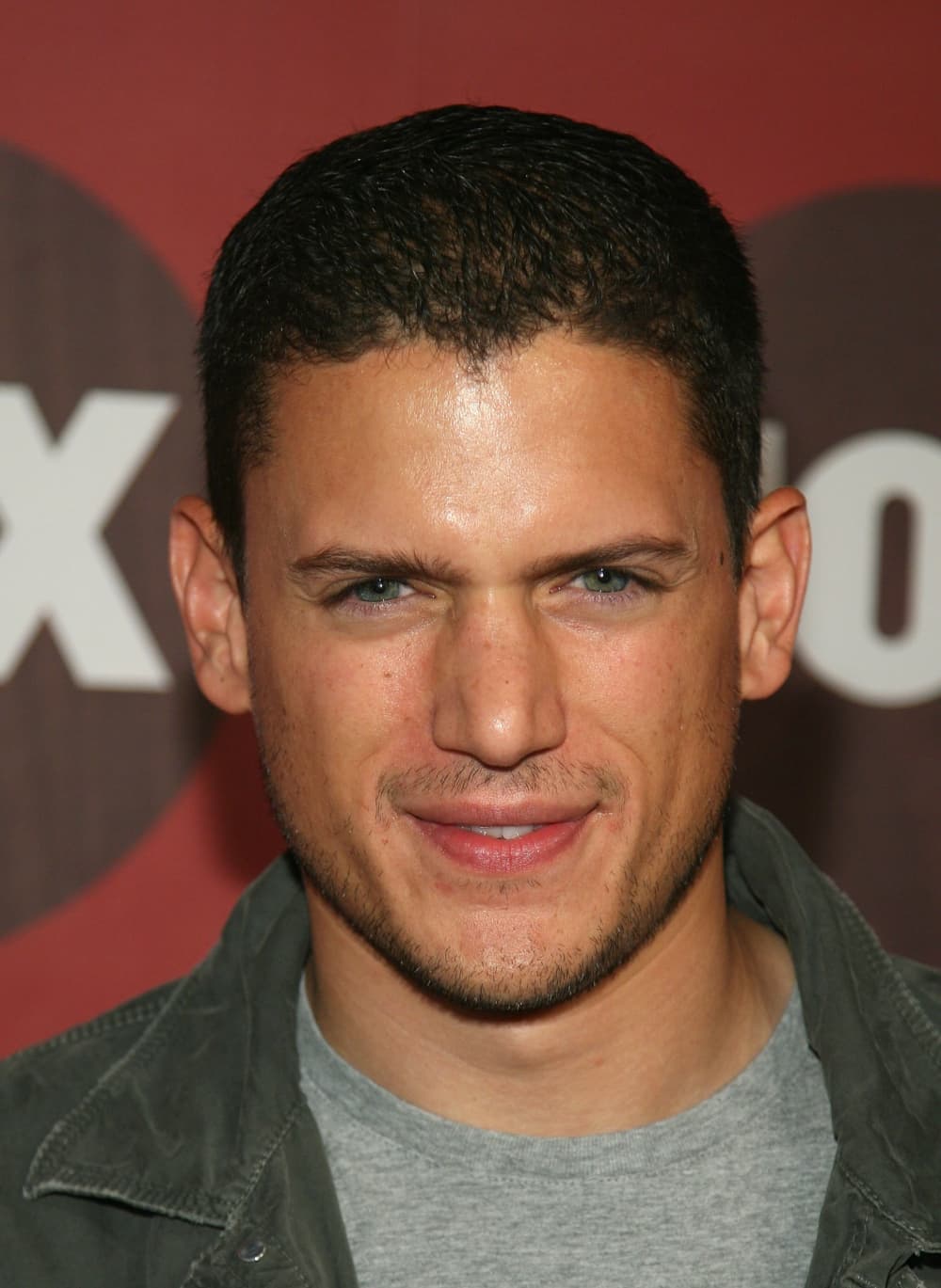 <b>#6 Wentworth Miller</b>
<br>Ser Michael Scofield en ‘Prison Break’ catapultó a la fama al actor. Sin embargo, una foto de su tiempo en esta serie fue parte de uno de los memes más dolorosos que ha tenido en su carrera, el cual comparaba su físico de la serie de 2005 con el aspecto más llenito que presumió hace algunos años.