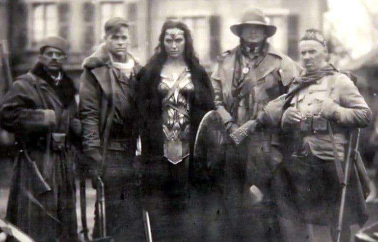 Hacer esta foto de Wonder Woman no fue tarea fácil, según uno de los actores