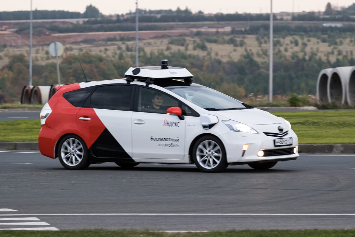 Tiembla Tesla, una compañía rusa presentó su coche autónomo sin volante