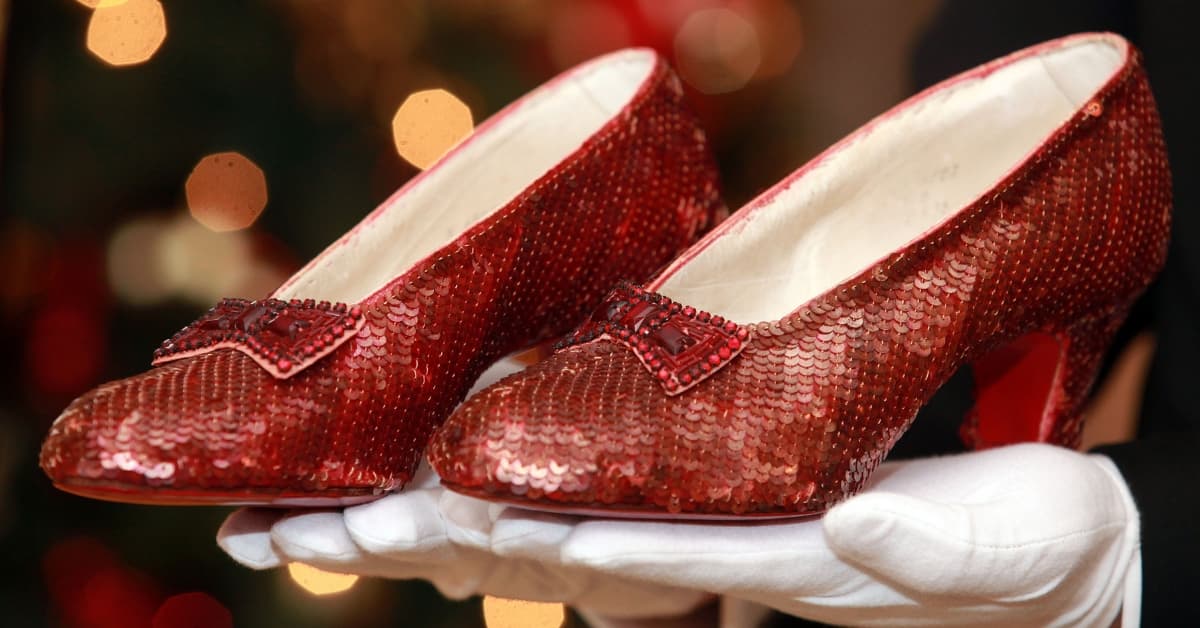 ¡Aparecieron las zapatillas de 250 mil dólares de El Mago de Oz! Esta es la alocada historia 