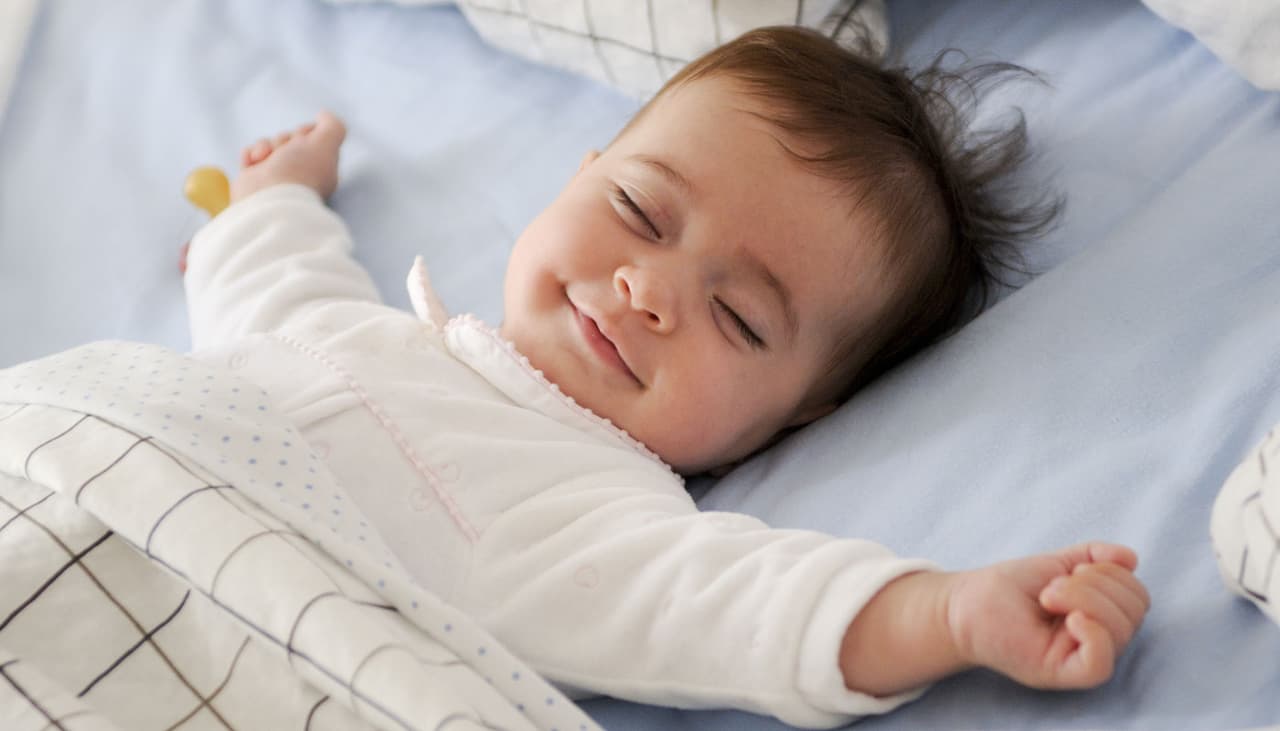 Bebê deve dormir de barriga para cima: nenhuma outra posição é recomendada até 1 ano