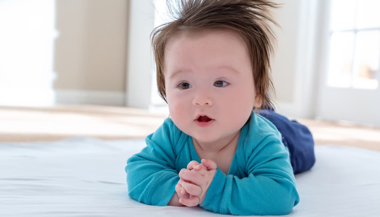 O que é "tempo de bruços" e por que recomenda-se que pais façam isso com seus bebês 