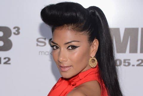 Topetes figuram entre os penteados preferidos das celebridades